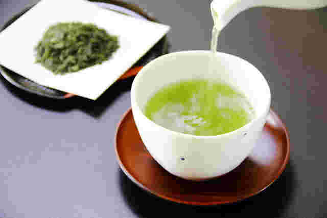 急須から緑茶を注いでいるところ
