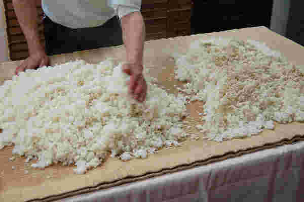米麹を作っている