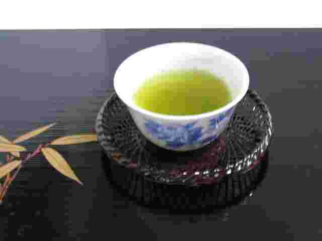 湯呑みに注がれた濃い緑色の煎茶