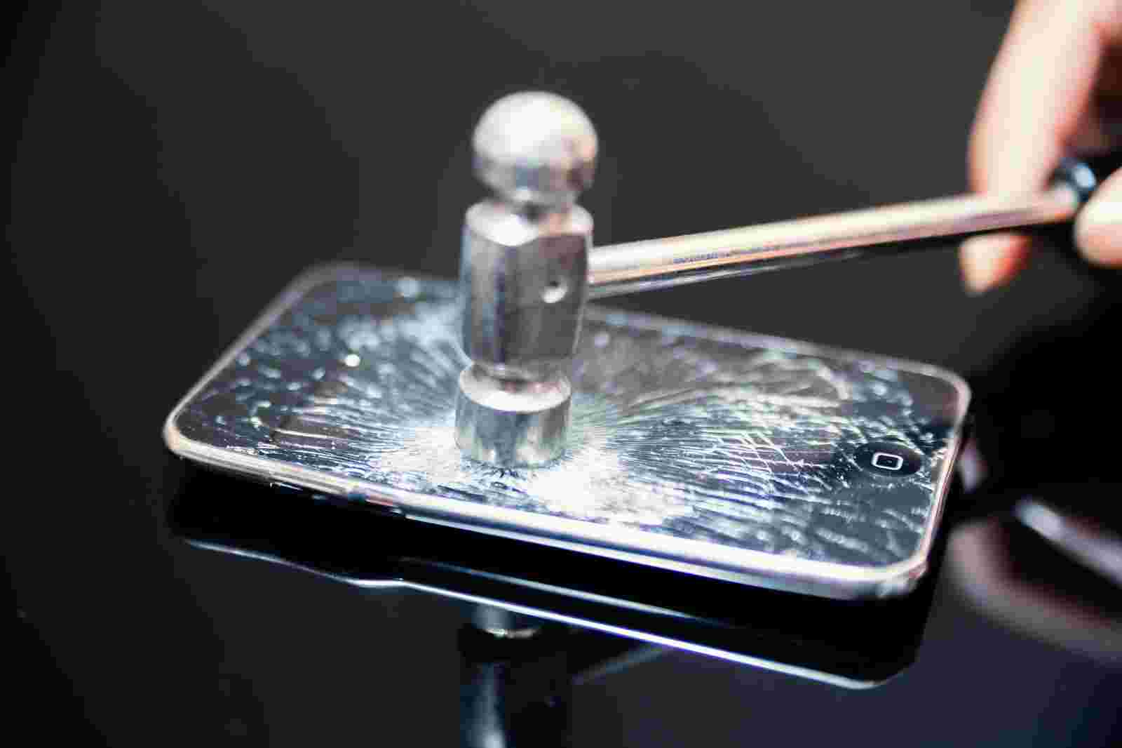 スマホをハンマーで叩く