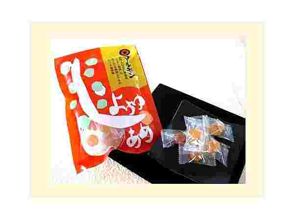 皿にのせた醤油あめとパッケージ