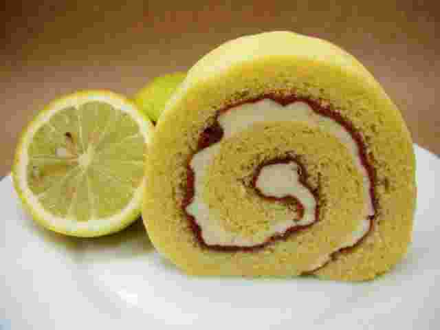 レモンとカットしたレモンロールケーキ