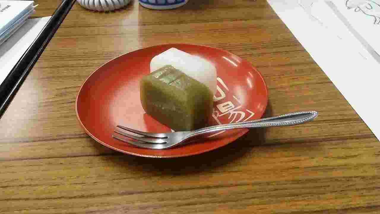 白と抹茶の二切れのういろう