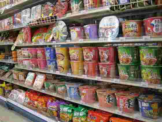 コンビニのカップラーメンの売り場画像