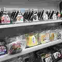 コンビニのおにぎり販売コーナーの画像
