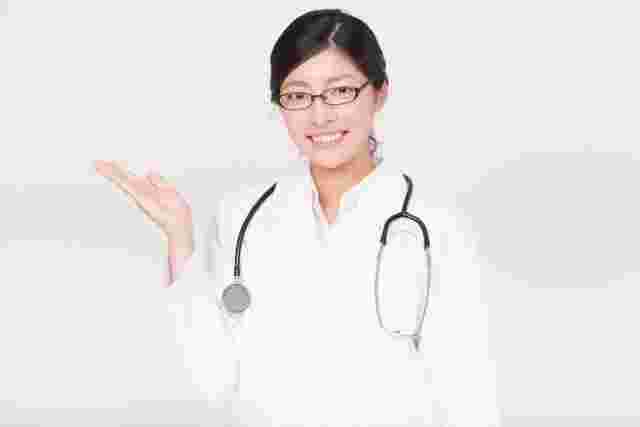 白衣を着た女性