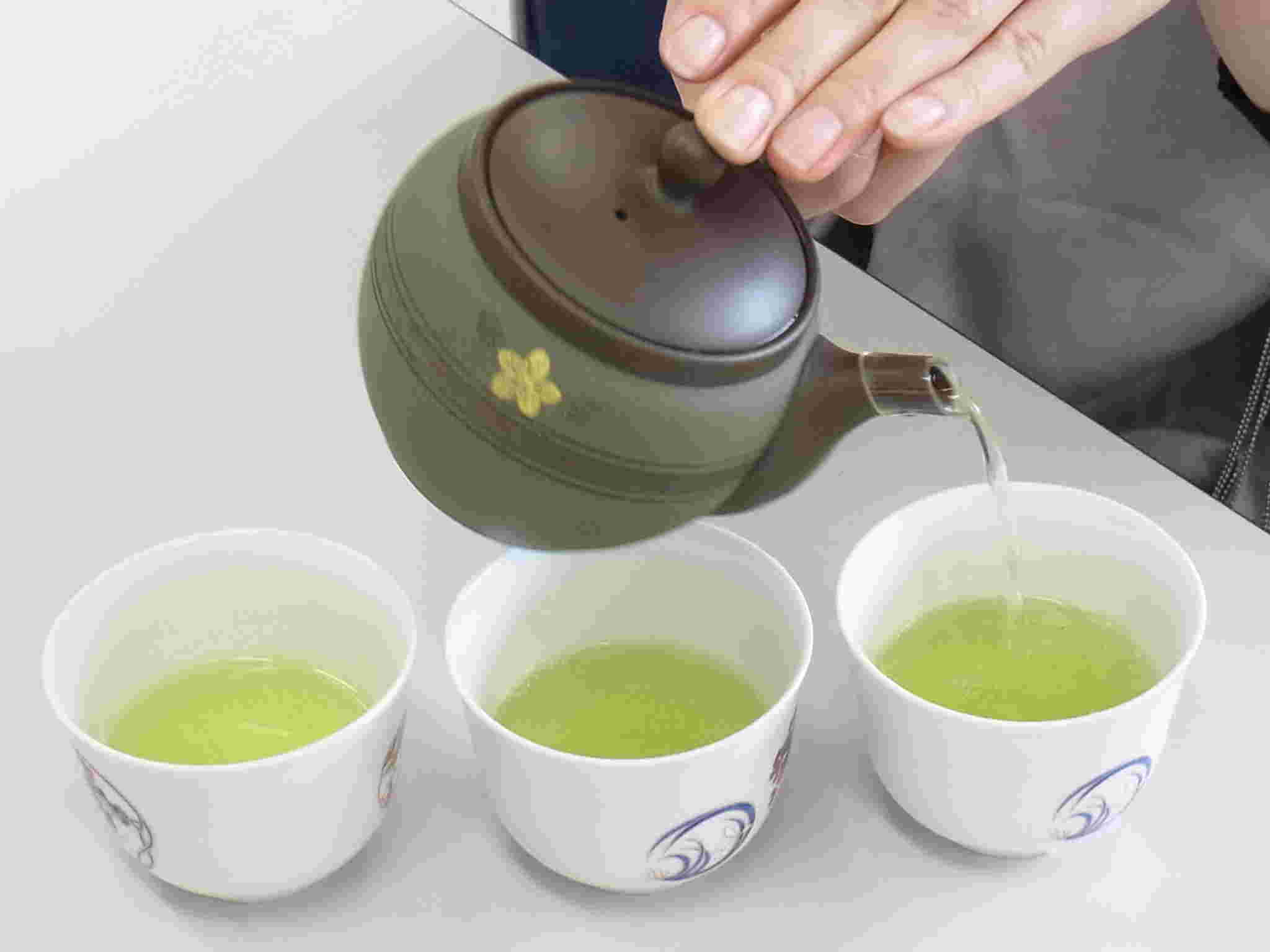 3つの湯呑みにまわし注ぎしている煎茶