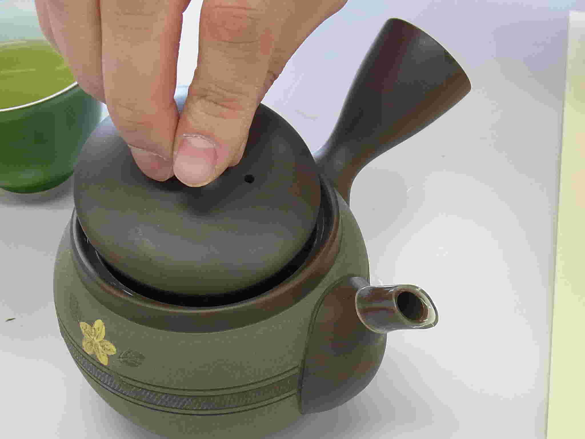 二煎目を入れるためにフタを少しずらしておく煎茶の急須