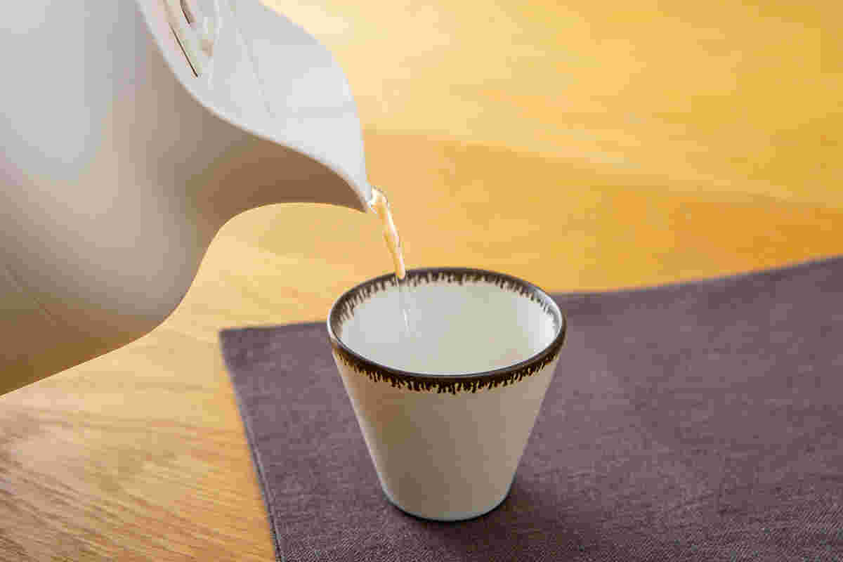 ケトルで湯呑みにお湯を注いで冷ましているところ