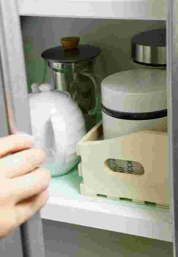 煎茶を密封容器に入れて冷暗所に保管