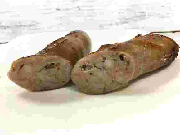 斜めにカットされた焼いたソーセージ