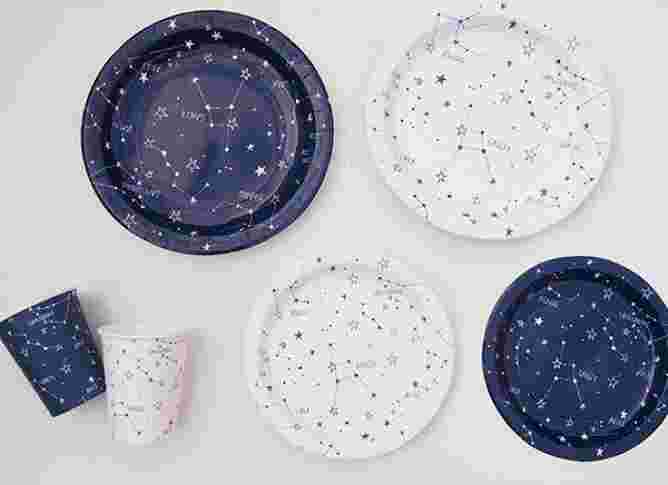 ダイソーの星座シリーズの紙コップ、お皿