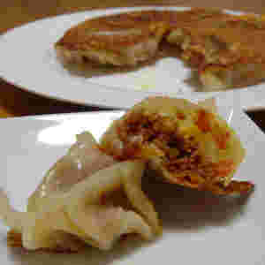 お皿に盛ったミートソース餃子