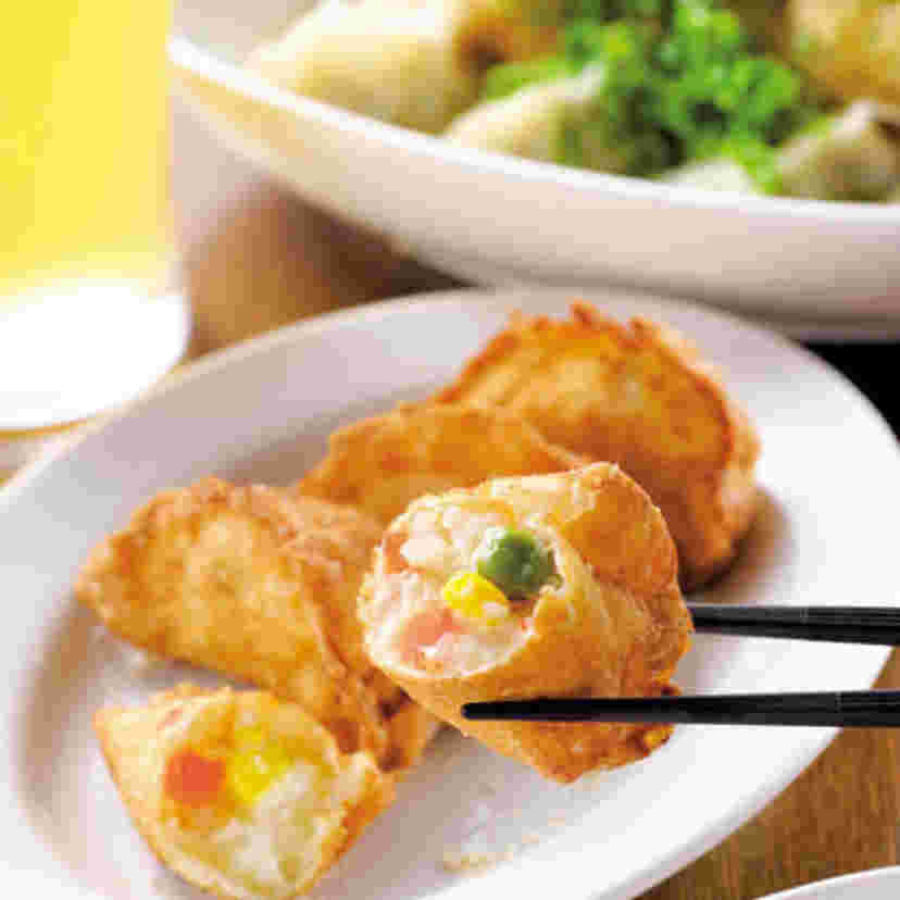 半分にカットしたポテトサラダ餃子をお箸で持ち上げている様子