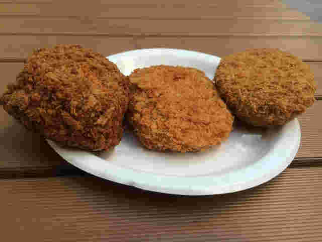 コンビニの3つのコロッケがお皿に乗っている