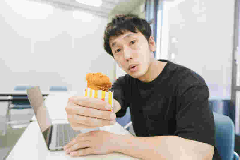 フライドチキンをシェアする男性