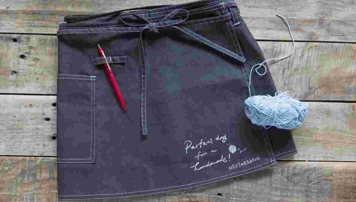 刺繍を施したデニムエプロン