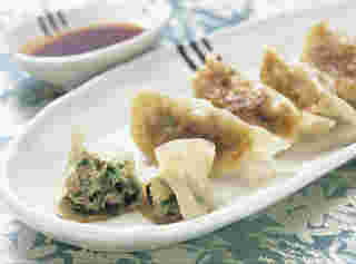 白いお皿に盛った5個の豆腐餃子