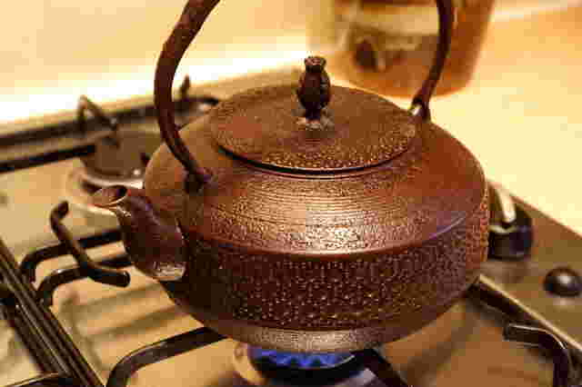 茶瓶でお湯を沸かしている画像