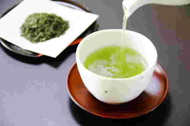 茶葉とお茶を注いでいる画像
