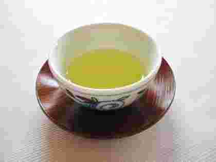 湯呑に入った緑茶の画像