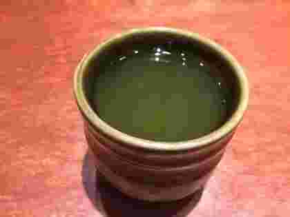 湯呑に入った玉露の画像