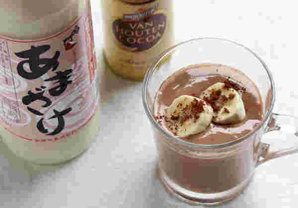甘酒とココアの前にカップに入った甘酒ココア