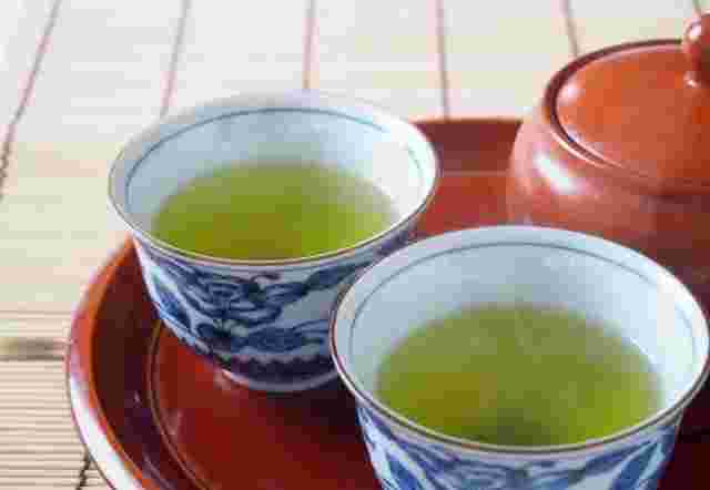 煎茶が入った湯飲みの画像