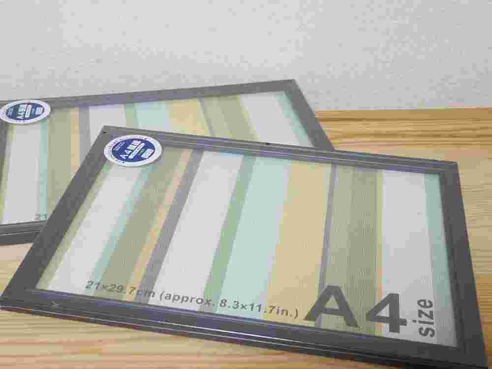 100均のA4額縁