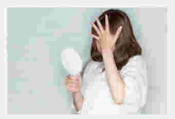頭を抱える女性