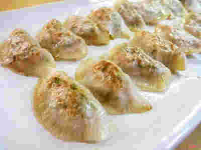 白いお皿に盛った大根餃子