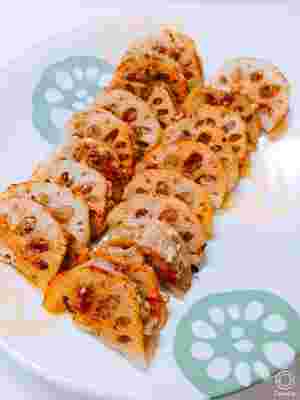 お皿の上にレンコン餃子が並べられている様子