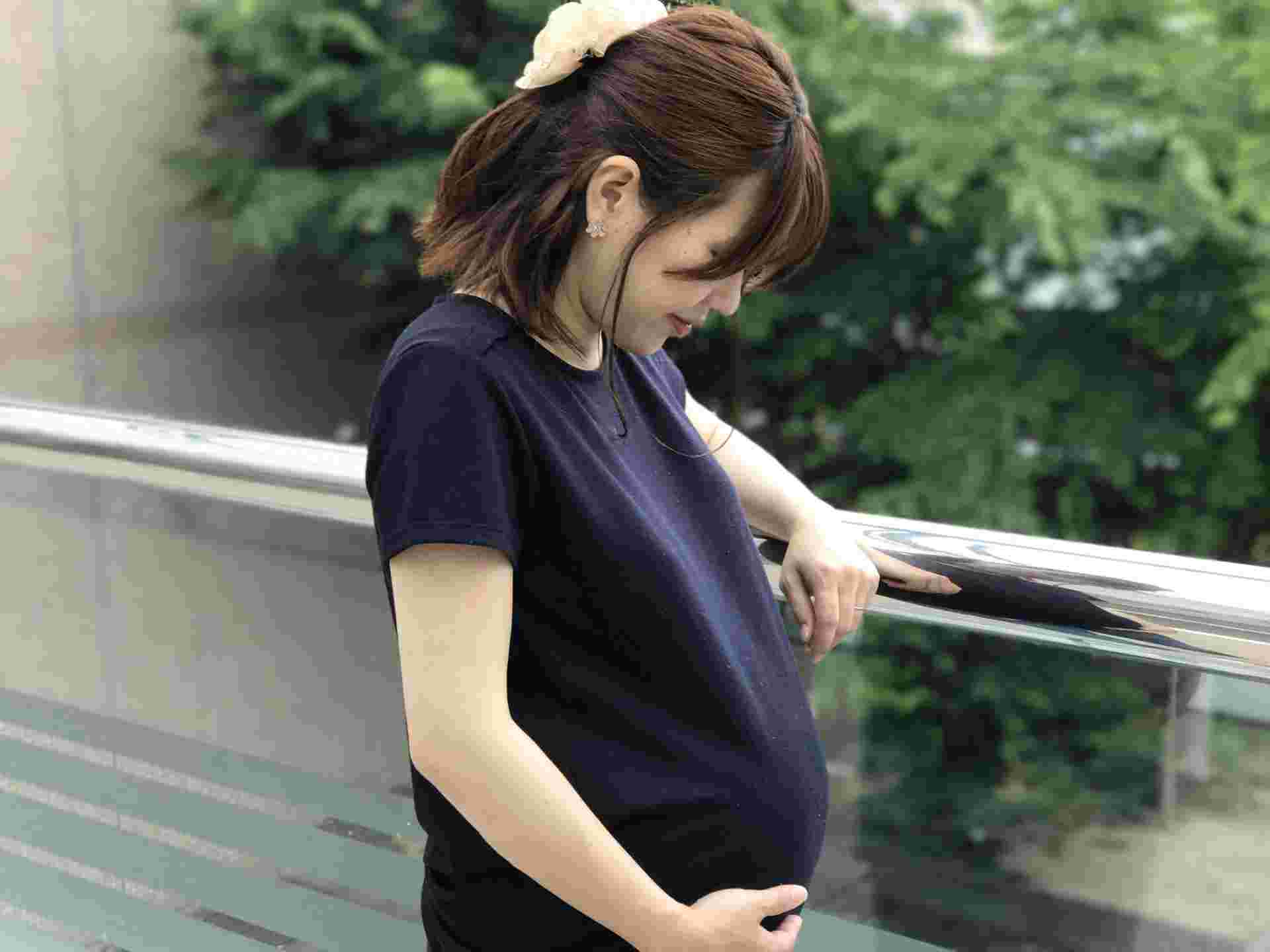 紺色の服を着た妊婦さん