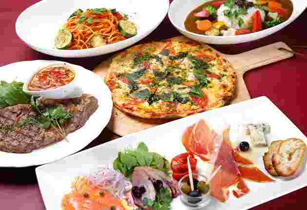 ピザやパスタなどおしゃれな品が並んでいる