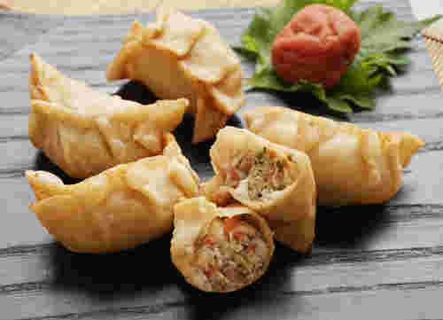 お皿に盛った梅と大葉の揚げ餃子