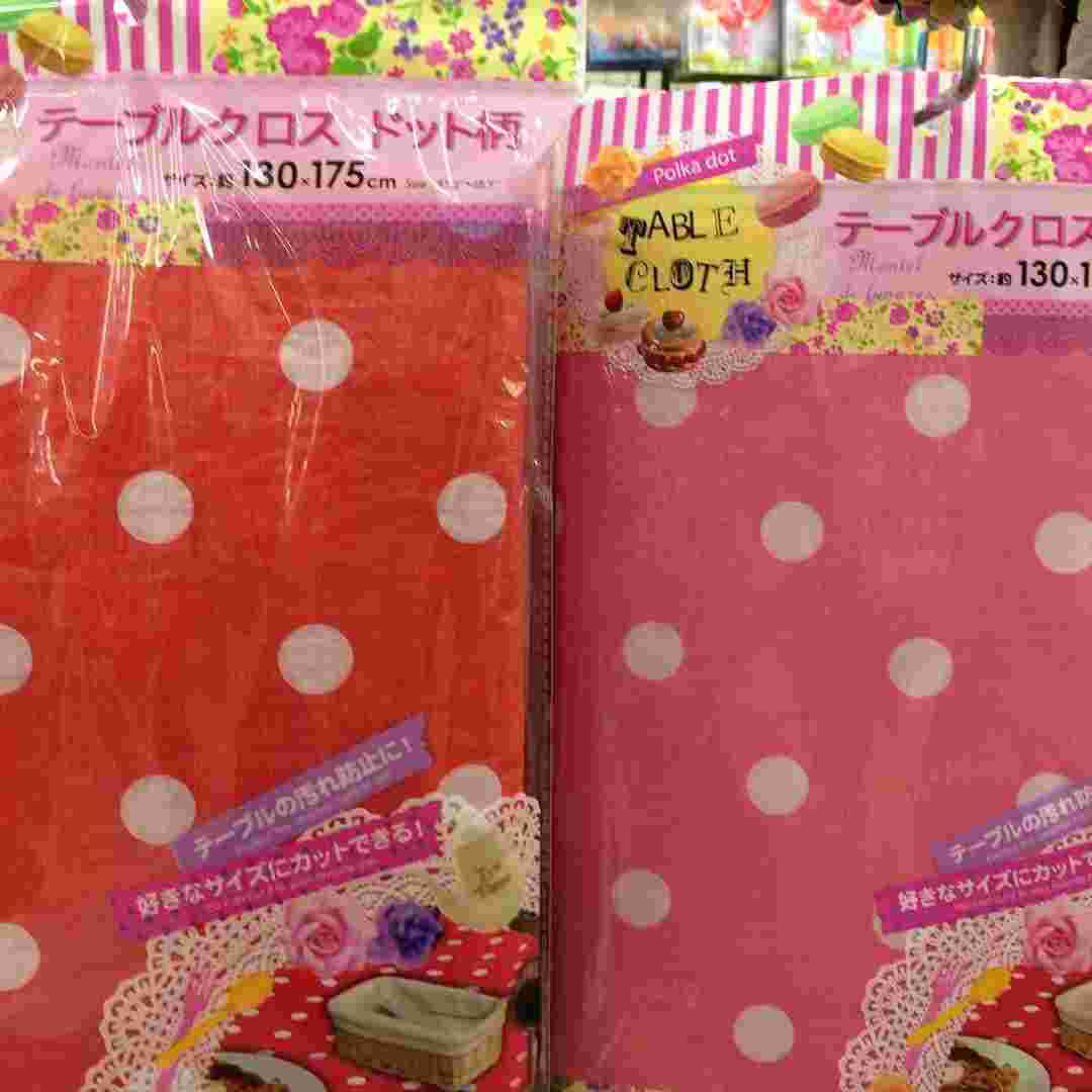 ドット柄のテーブルクロス