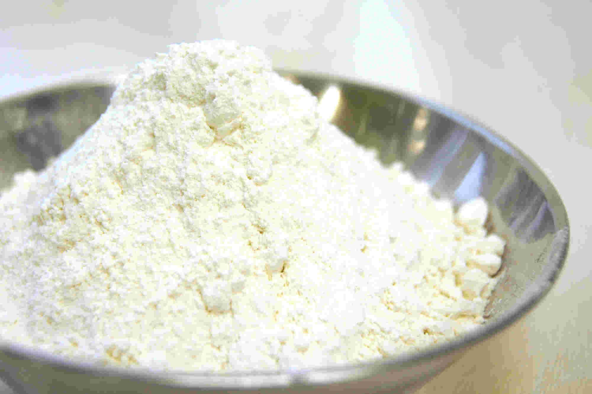 ボウルに山盛りの小麦粉