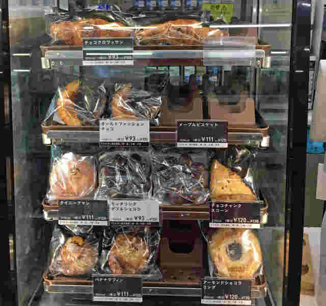 コンビニのドーナツ販売コーナー