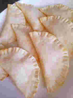 クリームチーズとジャムが入った餃子がたくさん置かれている様子