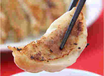 餃子を箸で持ち上げている様子