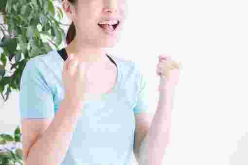 気合を入れるはつらつとした女性