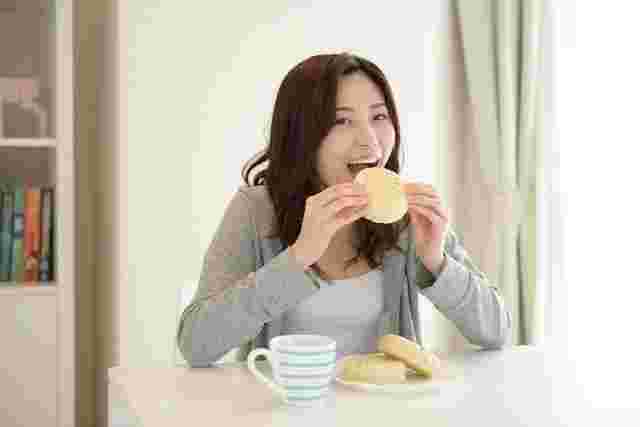 パンを食べている女性