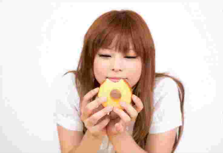 バームクーヘンを食べている女性