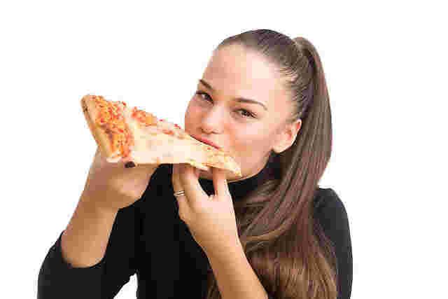 ピザを食べる女性