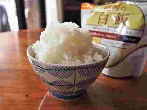 アルファ化米を炊いてお茶碗によそった艶のある白米