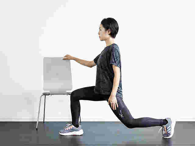 椅子を使って運動している画像