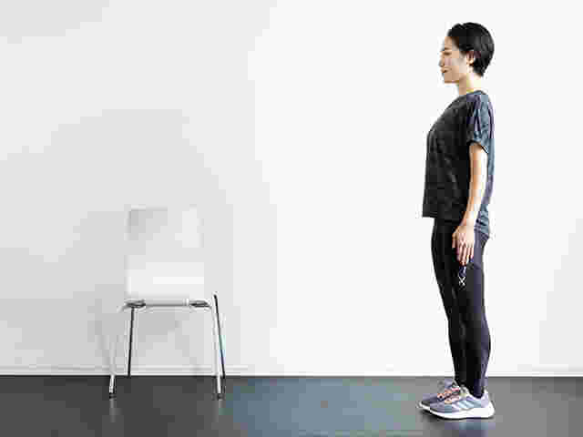 椅子と立っている運動しようとしている人の画像