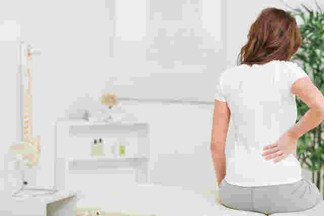 ベットに座っている女性の画像