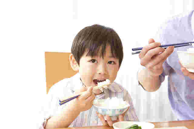 ご飯を噛む画像