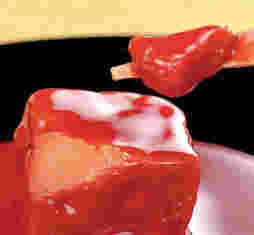 豆腐ようを竹スティックで一かけ削り取ったところ